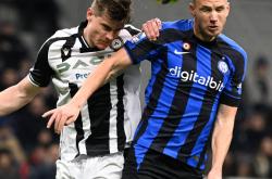 开云体育在线-乌迪内斯中场鼓励队友共同战斗的简单介绍