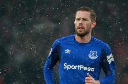 开云体育中国-上海队鏖战雄鹿，欧文点燃赛场，一场跨越文化的篮球盛宴