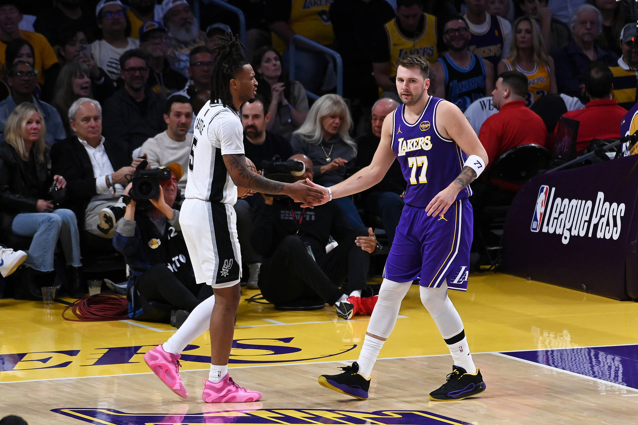 包含太阳碾压马刺，东契奇高光表现的词条