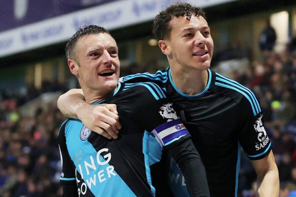 包含马顿为莱斯特城取得进球，让球队保持英超联赛前列的词条