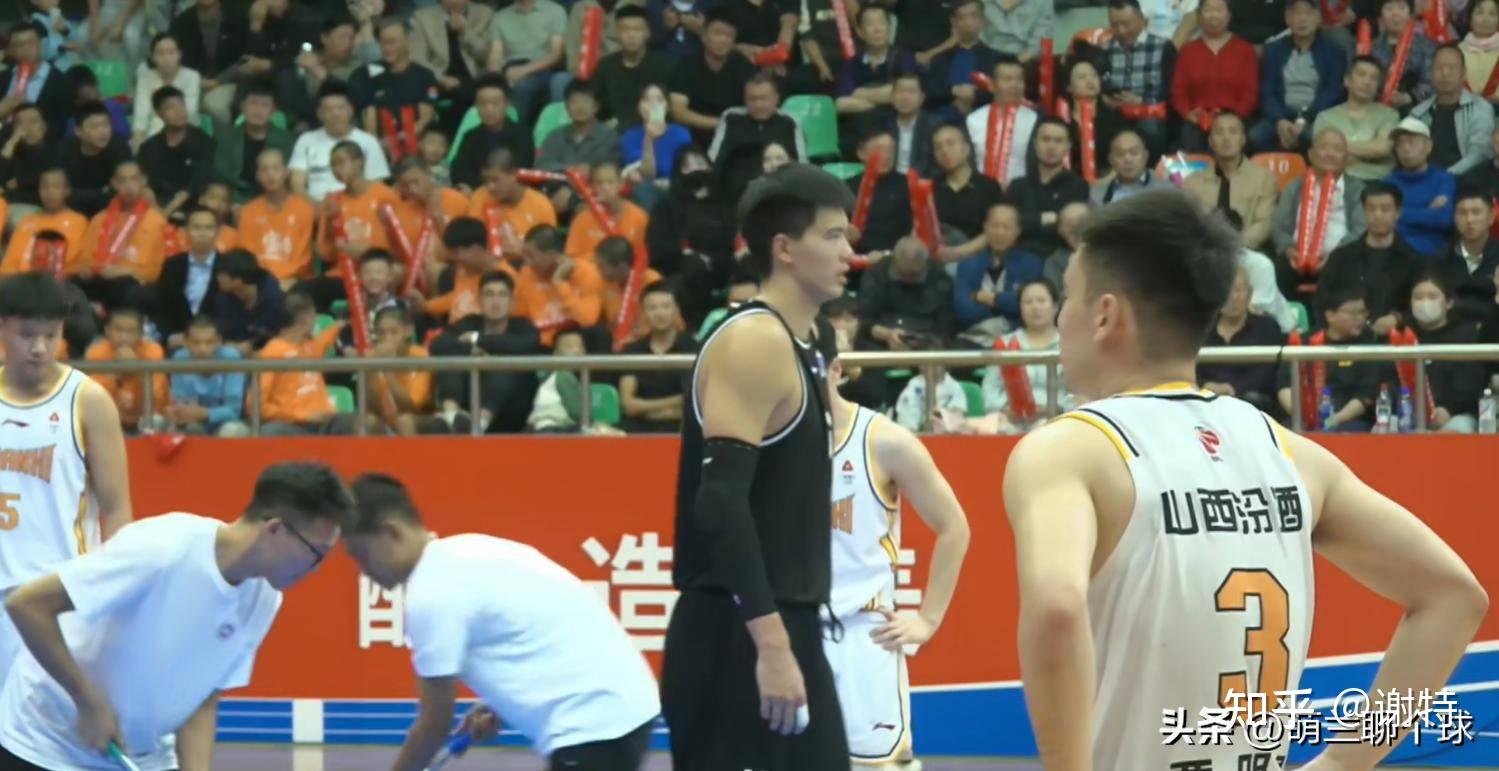 一位球星在比赛中砍下分，率队大胜