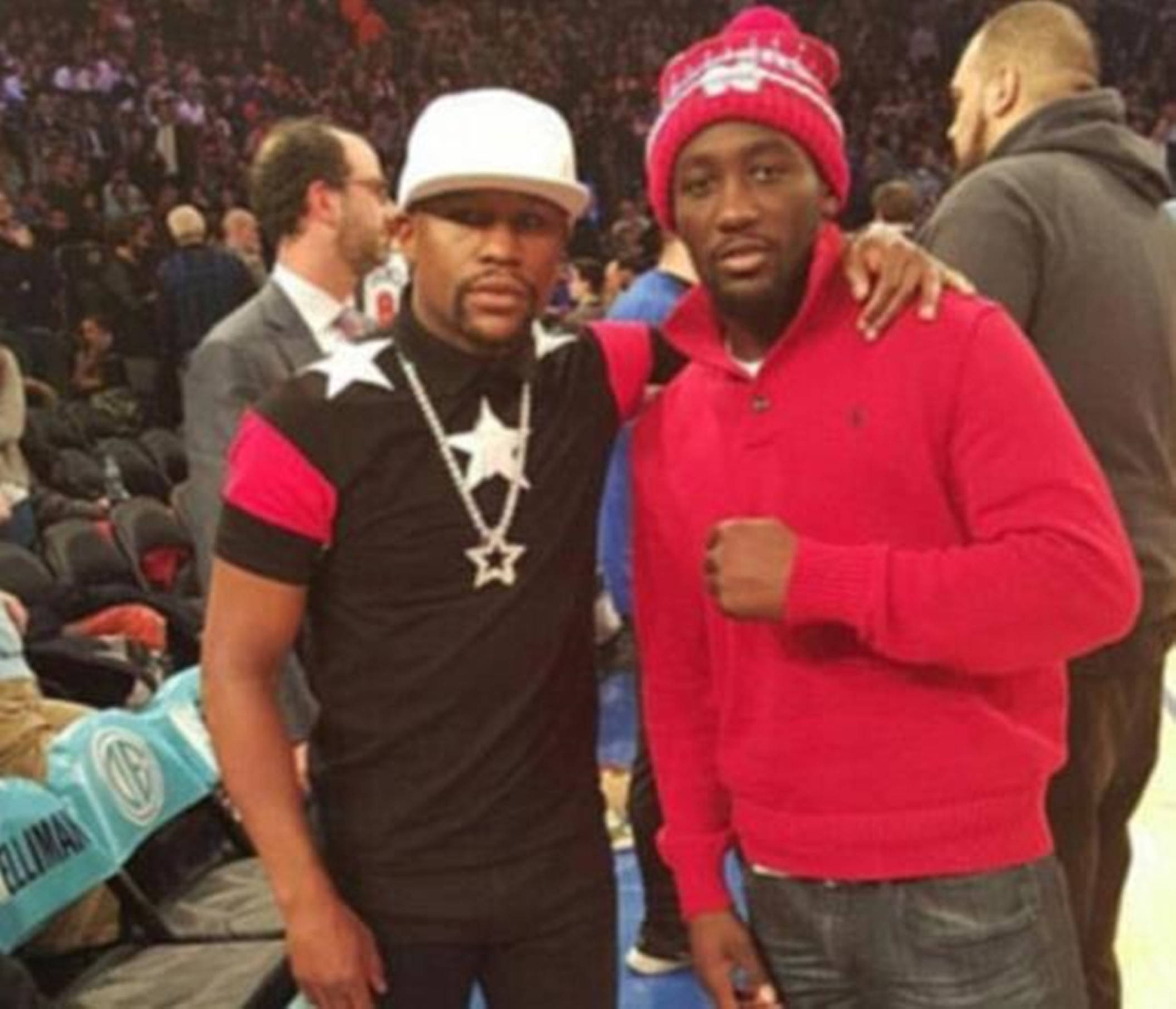 包含意大利拳击选手表现出色，轻松击败对手的词条