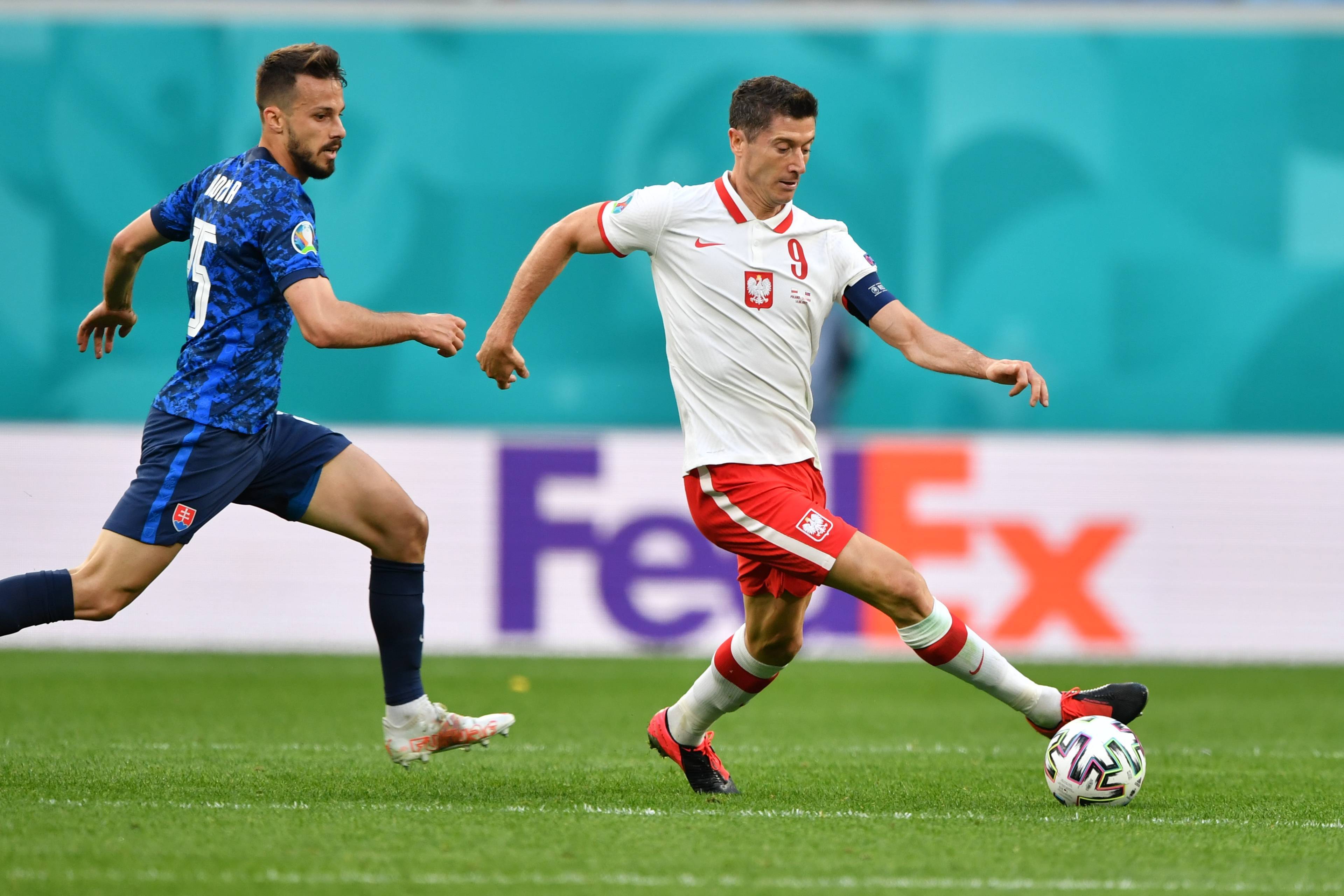 关于芬兰队在比赛中奋力拼搏，为晋级而战的信息