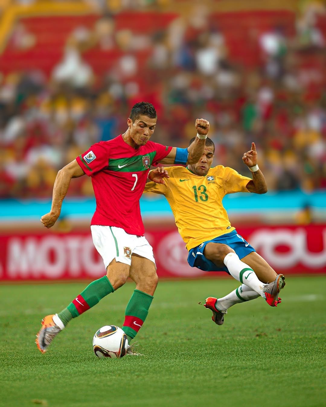 足球大赛：球员们在场上拼尽全力力争胜利