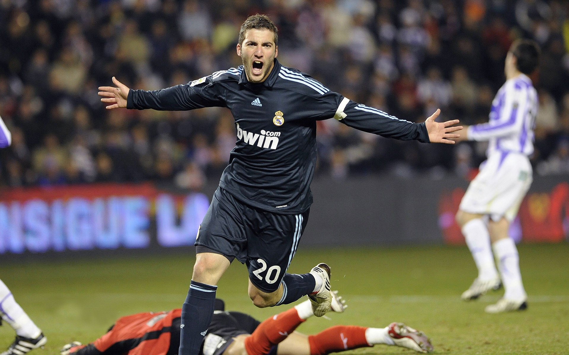 文班亚马刷新纪录之夜，雄鹿客场带走篮网，当未来已至，现在正被改写